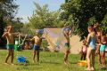 Dzieci i młodzież chętnie korzystają z wakacyjnych atrakcji na Basenie Letnim