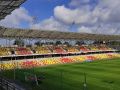 Większość żółtych i czerwonych krzesełek została już zamontowana na Stadionie Miejskim