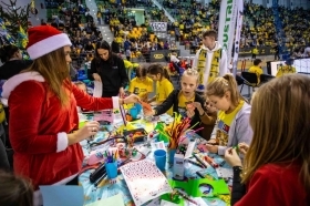 Świąteczna atmosfera na meczu Industrii Kielce w Hali Legionów. Był też \"Dziki turniej\"