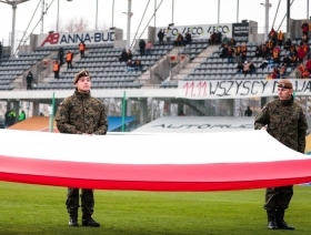 Mecz Korony z Lechią obejrzało ponad 8 tysięcy kibiców. Na Exbud Arenie zabrzmiał \"Mazurek Dąbrowskiego\"